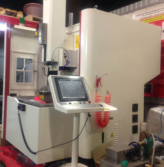 ЭЛЕКТРОЭРОЗИОННАЯ СУПЕРДРЕЛЬ С ЧПУ НА 6 ОСЕЙ SJD703